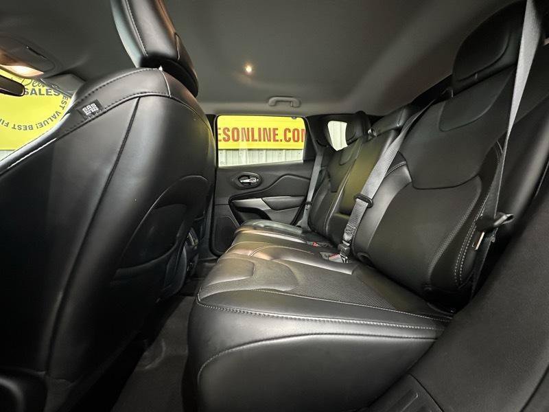 Used 2021 Jeep Cherokee Latitude Lux w/ Comfort/Convenience Group AWD/4WD image 12