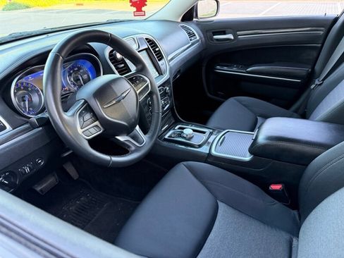 Used 2018 Chrysler 300 Touring w/ Chrome Appearance Package RWD image 15