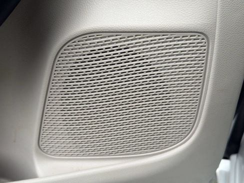 Used 2020 Chrysler Pacifica Touring FWD image 25