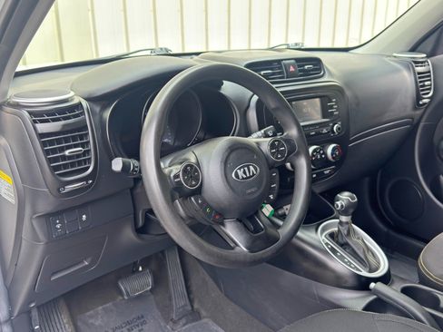 Used 2016 Kia Soul + FWD image 12