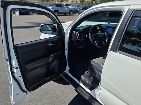 Used 2020 Toyota Tacoma TRD Sport w/ Technology Package AWD/4WD image 39
