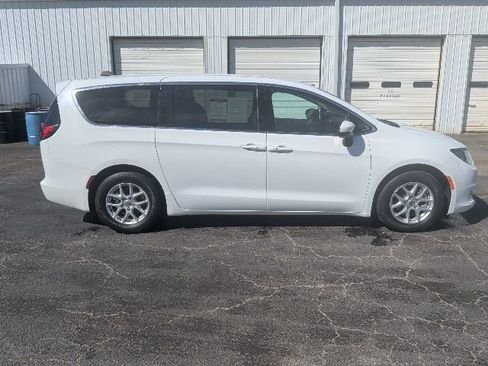 Used 2023 Chrysler Voyager LX FWD image 6