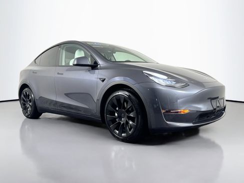 Used 2022 Tesla Model Y Long Range image 4