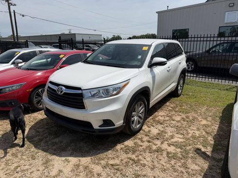 Used 2015 Toyota Highlander LE AWD/4WD image 1