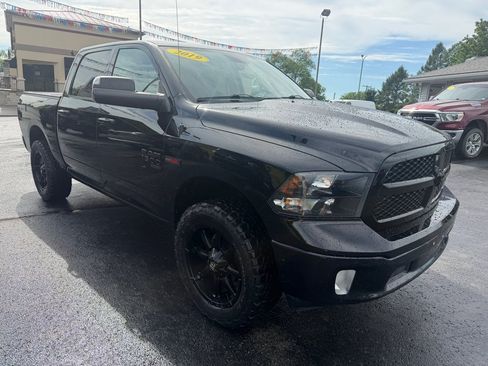Used 2019 RAM 1500 Classic SLT w/ Black Appearance Group AWD/4WD image 3