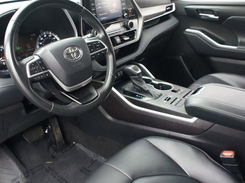 Used 2022 Toyota Highlander XLE image 5