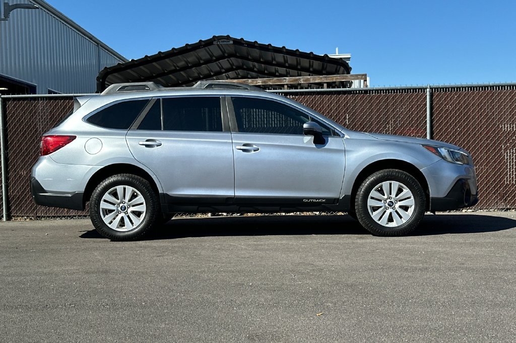 Used 2018 Subaru Outback 2.5i Premium AWD/4WD image 3