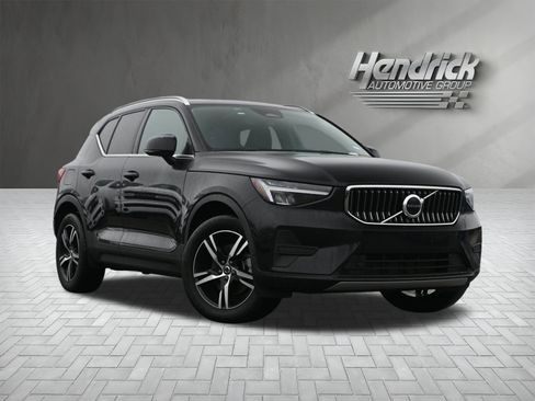 Used 2025 Volvo XC40 B5 Core image 2