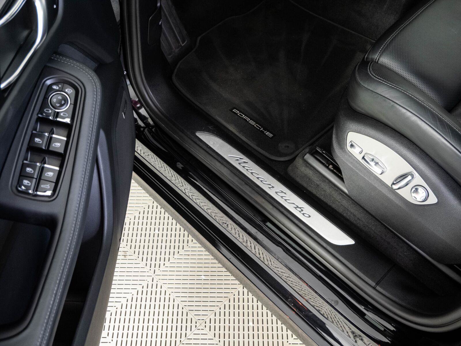 Used 2021 Porsche Macan Turbo AWD/4WD image 8