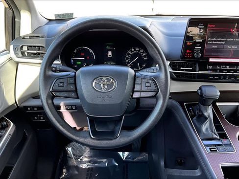 Certified 2024 Toyota Sienna LE image 5
