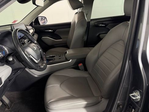 Used 2023 Toyota Highlander XLE FWD image 22