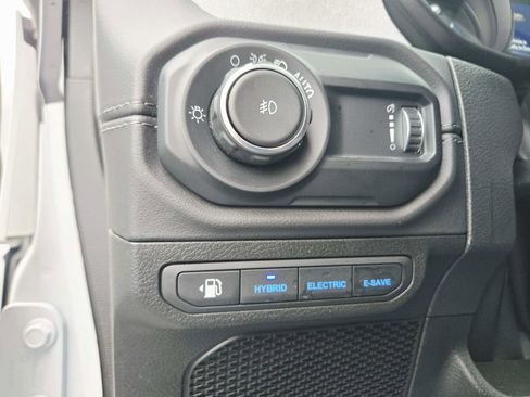 Used 2025 Jeep Wrangler Sahara image 37