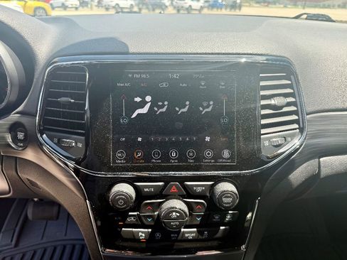 Used 2020 Jeep Grand Cherokee Laredo w/ 18" Wheel & 8.4" Radio Group image 17