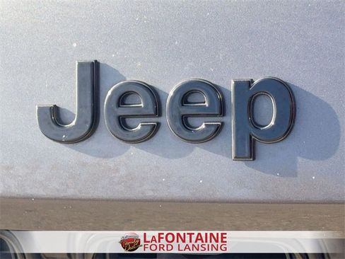 Used 2024 Jeep Grand Cherokee L Laredo image 9