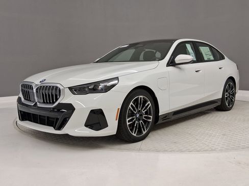 New 2026 BMW 550e xDrive w/ Premium Package AWD/4WD image 33