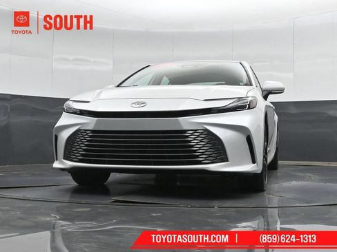 Used 2025 Toyota Camry XLE AWD/4WD image 39