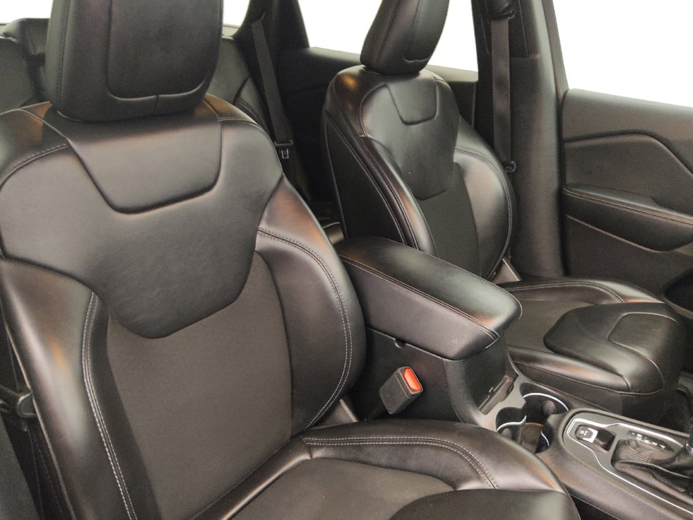 Used 2019 Jeep Cherokee Latitude Plus w/ Comfort/Convenience Group FWD image 21
