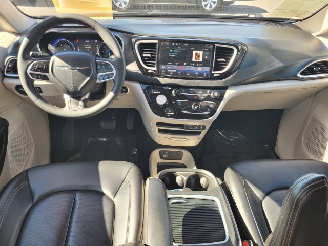 Used 2023 Chrysler Pacifica Touring-L FWD image 16