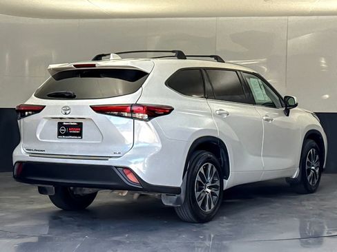 Used 2022 Toyota Highlander XLE FWD image 3