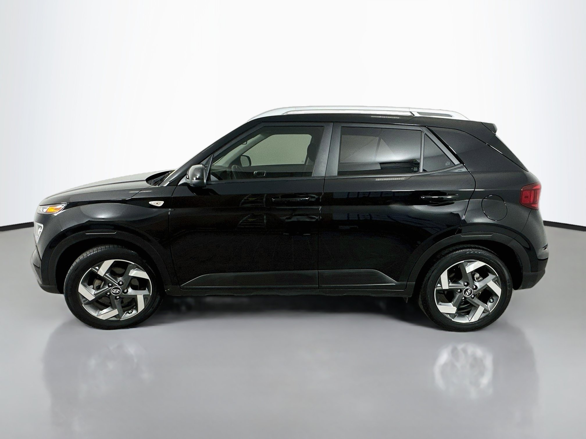 Used 2024 Hyundai Venue SEL FWD image 4