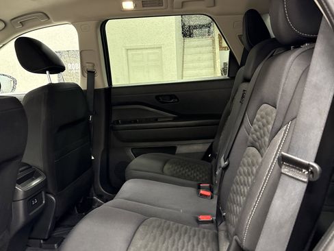Used 2024 Nissan Pathfinder S image 9