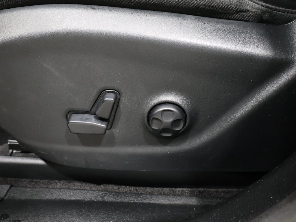 Used 2019 Jeep Cherokee Latitude Plus w/ Cold Weather Group AWD/4WD image 11