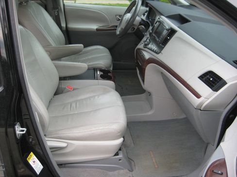 Used 2011 Toyota Sienna XLE w/ Premium Pkg FWD image 19