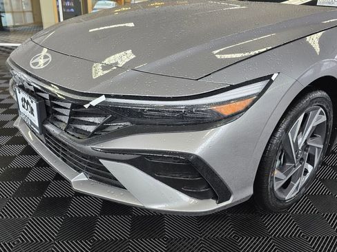 New 2025 Hyundai Elantra Limited image 11