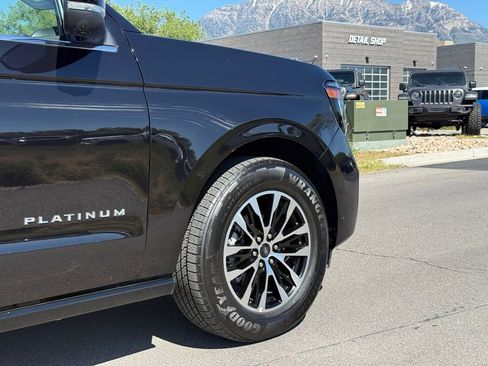 Used 2025 Ford Expedition Platinum AWD/4WD image 4