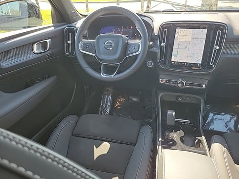 Used 2023 Volvo XC40 B5 Plus image 10