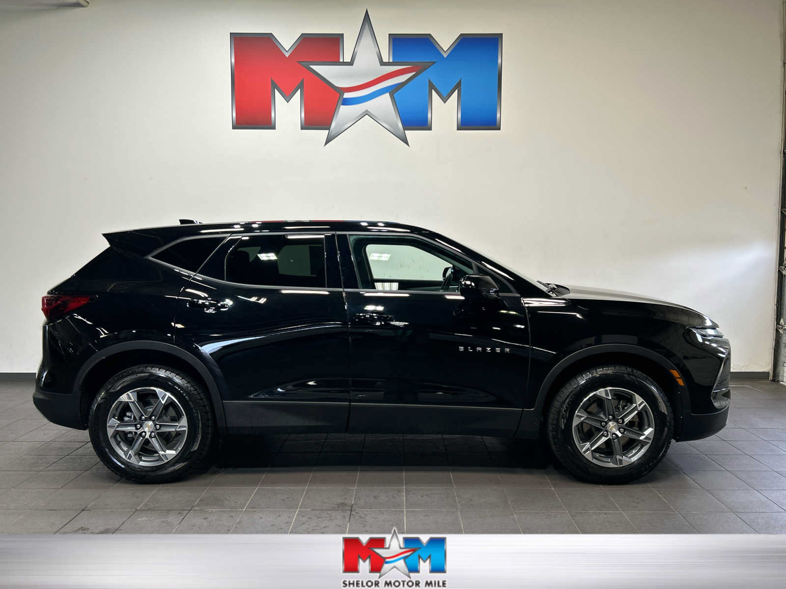 Used 2025 Chevrolet Blazer LT AWD/4WD image 1
