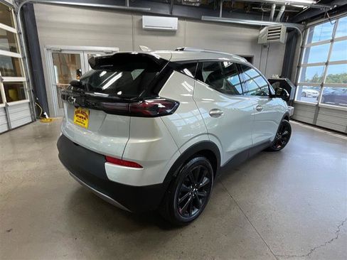 Used 2023 Chevrolet Bolt EUV LT w/ Convenience Package FWD image 5