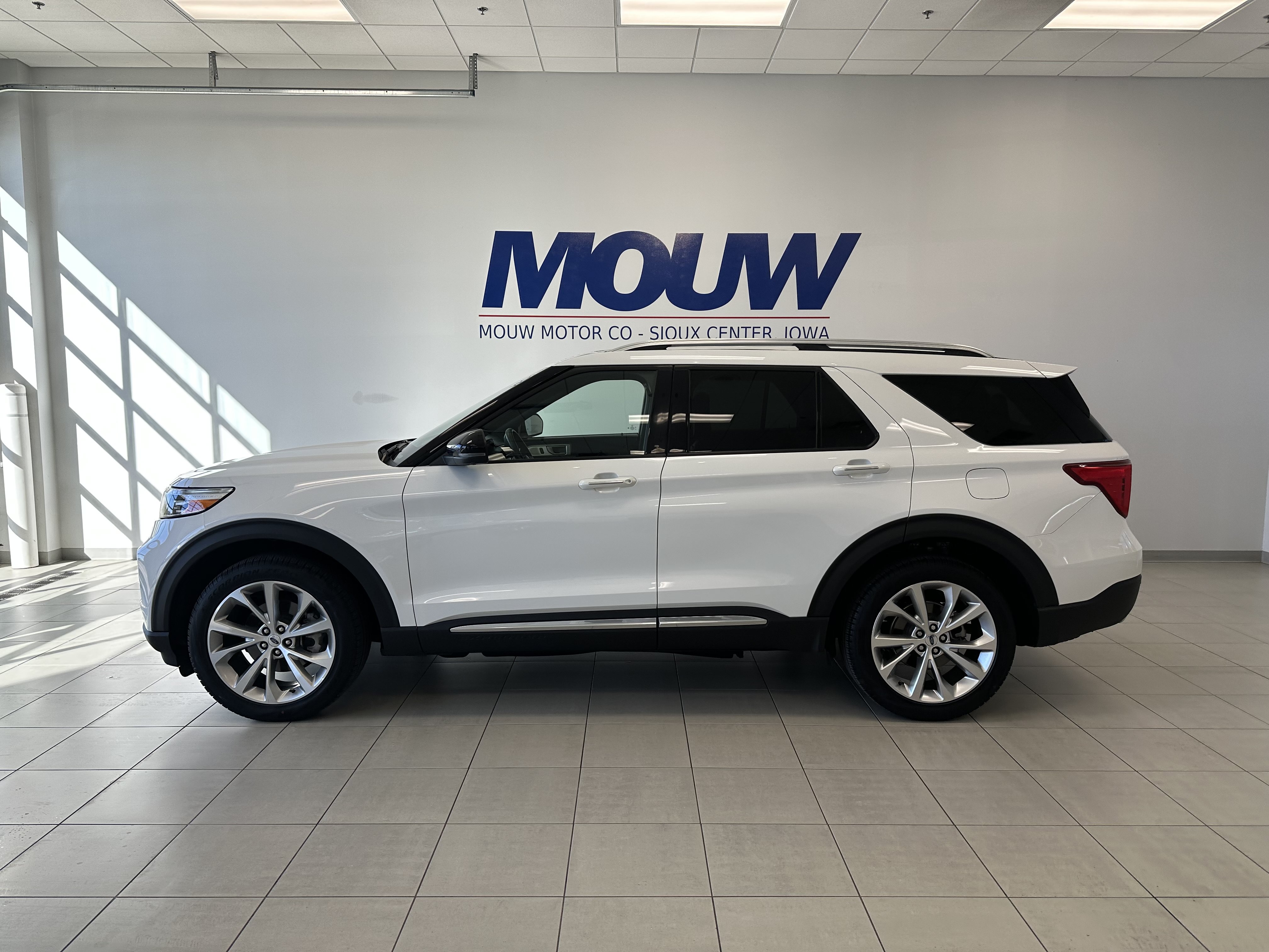 Used 2023 Ford Explorer Platinum w/ Technology Package AWD/4WD image 1