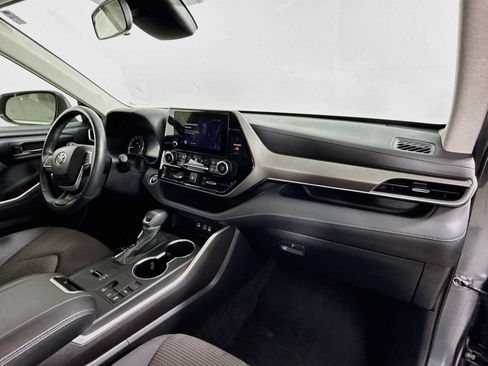 Used 2024 Toyota Highlander LE FWD image 29