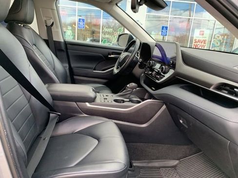 Used 2023 Toyota Highlander XLE image 37