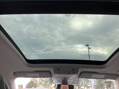 Used 2024 Volkswagen Taos SE image 31