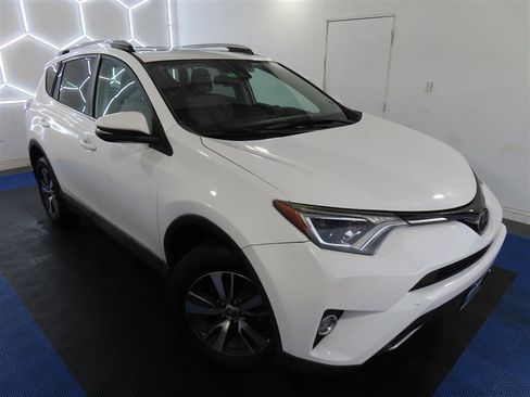 Used 2018 Toyota RAV4 XLE AWD/4WD image 5