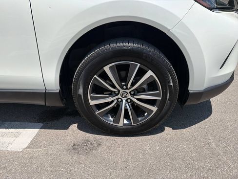 Used 2021 Toyota Venza LE AWD/4WD image 16