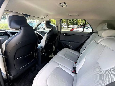 Certified 2025 Kia Niro EX image 16