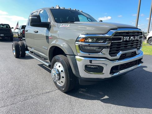 New 2026 RAM 4500 4x4 Crew Cab DRW image 3