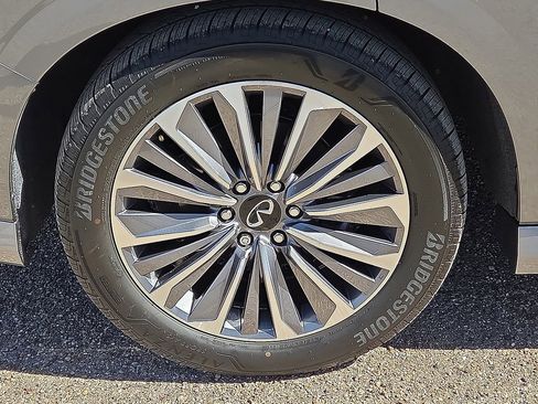 Used 2025 INFINITI QX80 Sensory image 12