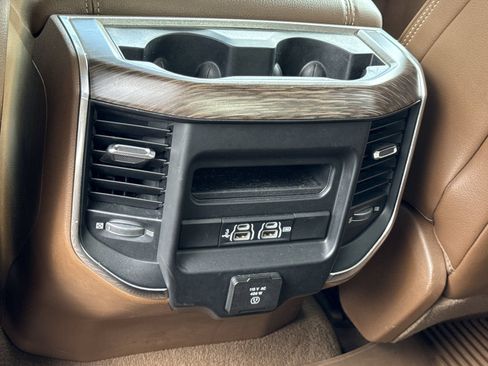 Used 2019 RAM 1500 Laramie AWD/4WD image 11