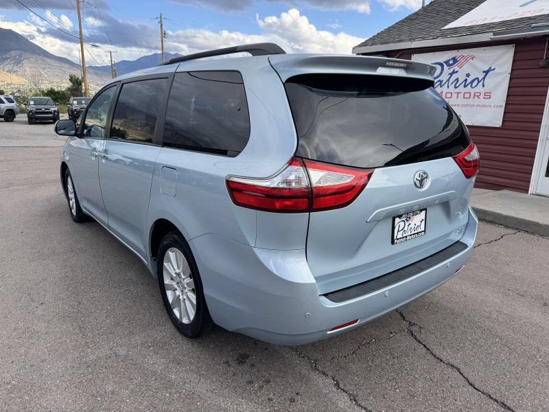 Used 2017 Toyota Sienna XLE Premium AWD/4WD image 3