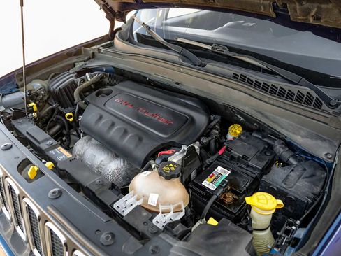 Used 2017 Jeep Renegade Latitude w/ Cold Weather Group image 47