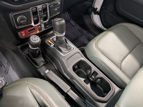 Used 2025 Jeep Gladiator Mojave AWD/4WD image 14