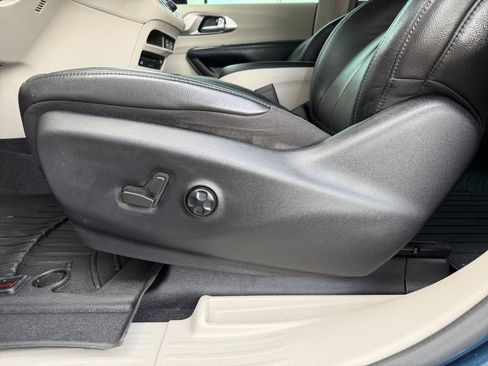 Used 2021 Chrysler Pacifica Touring-L w/ Uconnect Theater Family Group FWD image 31