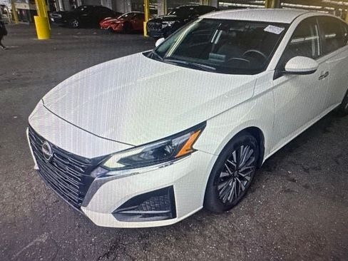 Used 2023 Nissan Altima 2.5 SV AWD/4WD image 3