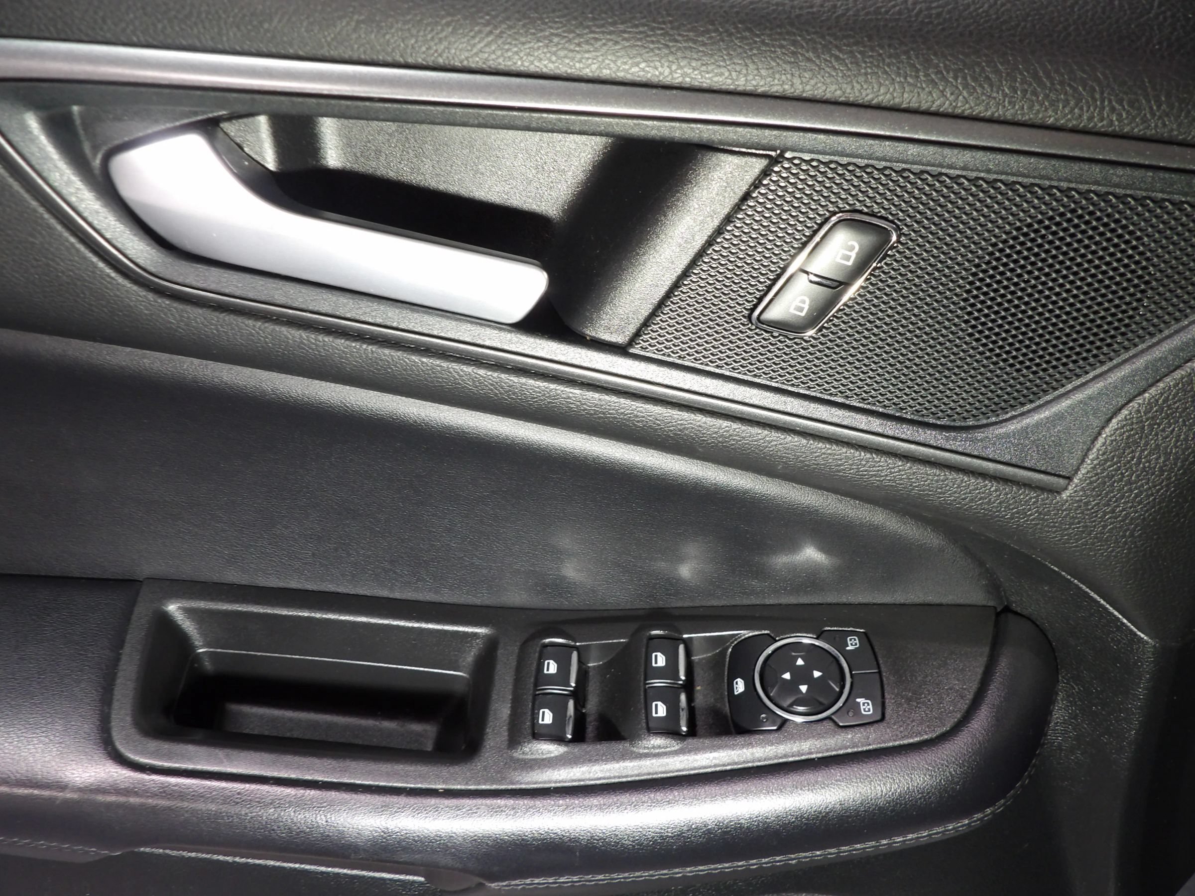 Used 2024 Ford Edge SE w/ Black Appearance Package AWD/4WD image 9