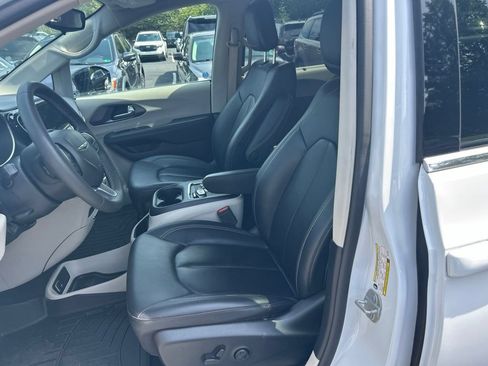 Used 2024 Chrysler Pacifica Touring-L FWD image 14