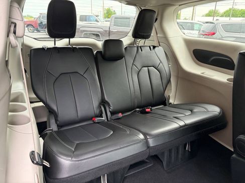 Used 2024 Chrysler Pacifica Touring-L FWD image 15